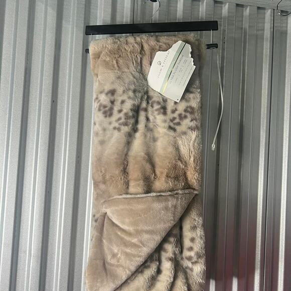 Room & Retreat BRAND NEW  Snow Leopard  blanket Throw blanket - Picture 3 of 4
